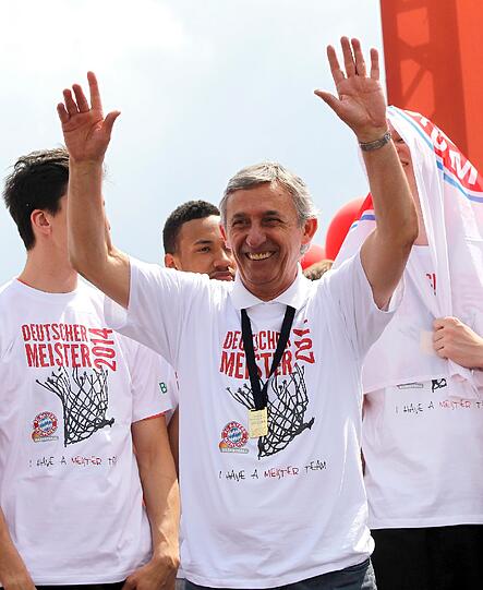 Die Basketballer des FC Bayern München feiern vor dem Audi Dome ihren Meistertitel.
