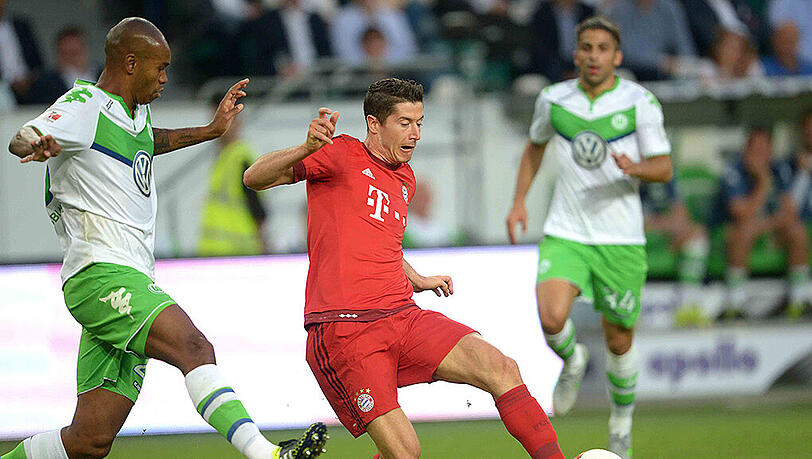 Bayern-Angreifer Robert Lewandowski hatte in der ersten Halbzeit eine sehr gute Szene im Zusammenspiel mit dem Neu-Münchner Douglas Costa. Bayern-Angreifer Robert Lewandowski hatte in der ersten Halbzeit eine sehr gute Szene im Zusammenspiel mit dem Neu-Münchner Douglas Costa.