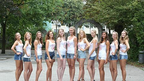 Und wer wird&rsquo;s? Es entscheidet sich zwischen Lara, Laura, Annika, Hannah, Arnela, Julia, Pia, Patricia, Karina, Sandra und Elena (v.l.).