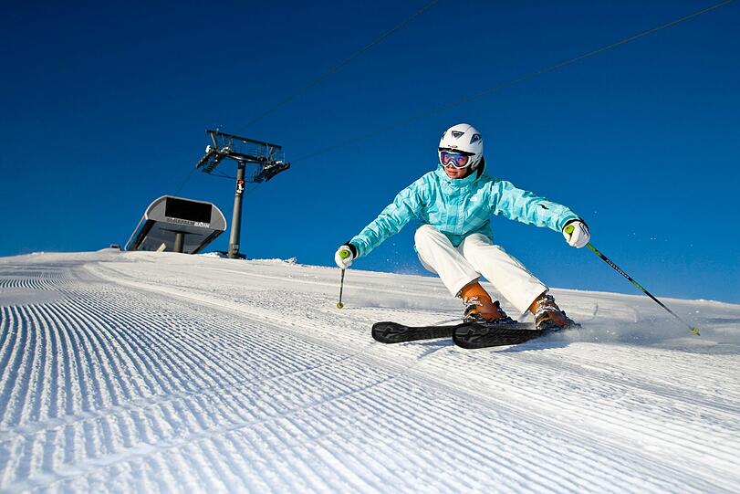 Am Wochenende finden Skicracks in vielen Skigebieten nicht nur planierte Pisten, sondern auch schon etwas Powder vor.
