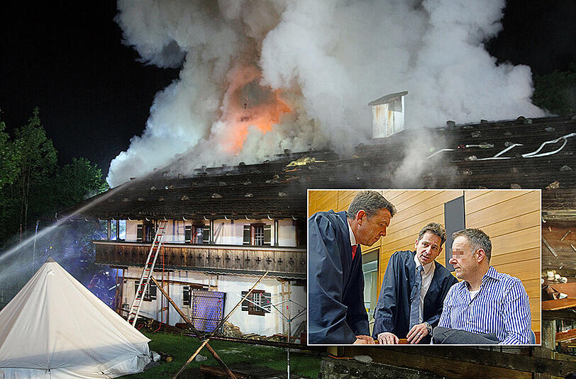 Sechs Menschen sind bei dem Brand eines Bauernhofs in Schneizlreuth im Mai 2015 ums Leben gekommen. Kleines Bild: Der Angeklagte Georg Michael S. (rechts) spricht in dem Gerichtssaal des Landgerichts Traunstein mit seinen Anwälten.