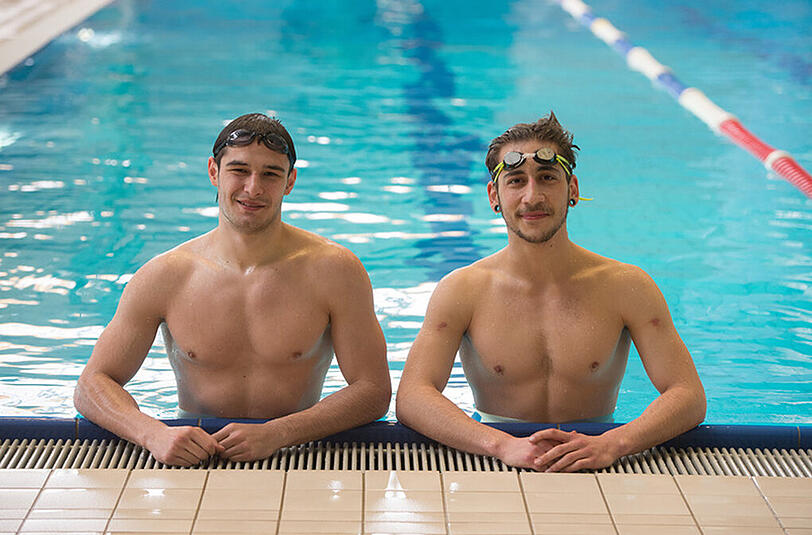 Die beiden Auszubildenden zum Fachangestellten für Bäderbetriebe, Michael Pfänder (r) und Dominic Zinnbauer im Südstadtbad in Nürnberg.