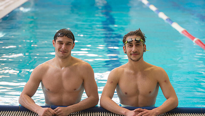 Die beiden Auszubildenden zum Fachangestellten für Bäderbetriebe, Michael Pfänder (r) und Dominic Zinnbauer im Südstadtbad in Nürnberg. Die beiden Auszubildenden zum Fachangestellten für Bäderbetriebe, Michael Pfänder (r) und Dominic Zinnbauer im Südstadtbad in Nürnberg.