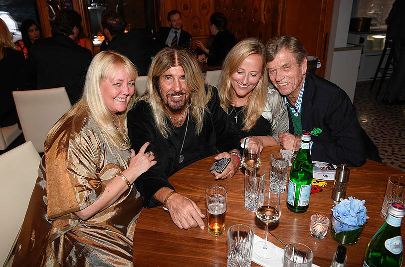 Abi Ofarim und Kirsten Schmidt mit Ferfried von Hohenzollern und Begleitung Claudia bei der Party zum "Tag und Nacht der 1000PS"-Event im Hotel Vier Jahreszeiten Kempinski.