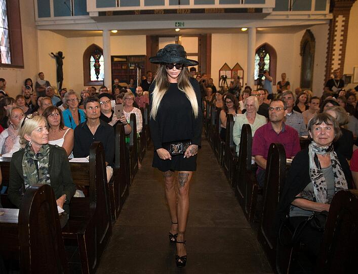 Gina-Lisa Lohfink sprach in der St. Augustine's Church in Wiesbaden die Trauerrede für die Beerdigung der "Privatsphäre".
