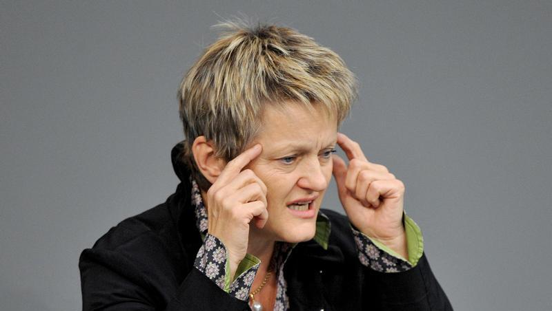 Renate Künast geht mit Strafanzeige und Strafantrag gegen gefälschte Nachrichten bei Facebook vor. Renate Künast geht mit Strafanzeige und Strafantrag gegen gefälschte Nachrichten bei Facebook vor.