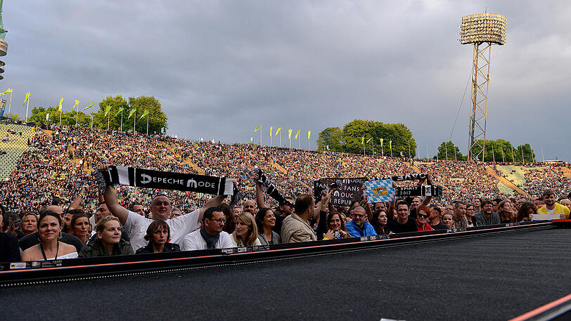 Depeche Mode um Sänger Dave Gahan und Gitarrist Martin Gore begeisterten mit Klassikern und Songs des neuen Albums die Massen im Münchner Olympiastadion.