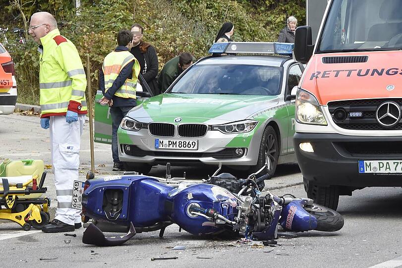Der Motorradfahrer musste ins Krankenhaus gebracht werden.