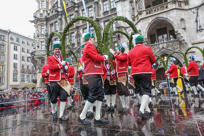 Bei eisigem Schneeregen haben die Schäffler am 6. Januar am Marienplatz getanzt.