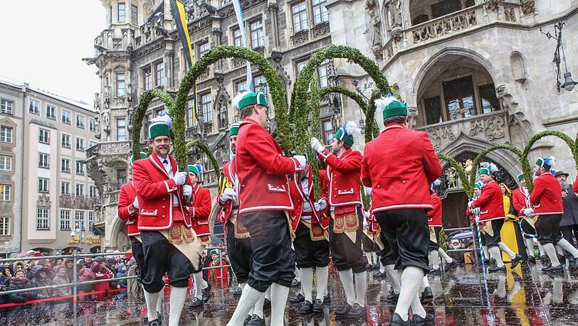 Schon seit Jahrhunderten betanzen die Schäffler die Münchnerinnen und Münchner. So wie hier bei eisigem Schneeregen im Januar 2019. (Archivbild)