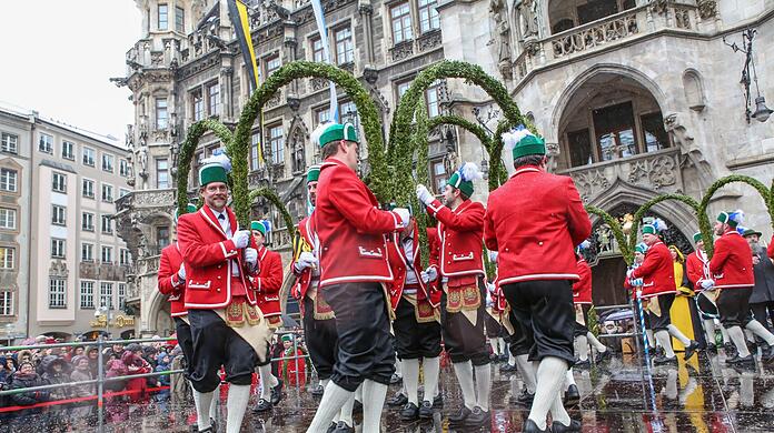 Schon seit Jahrhunderten betanzen die Schäffler die Münchnerinnen und Münchner. So wie hier bei eisigem Schneeregen im Januar 2019. (Archivbild)