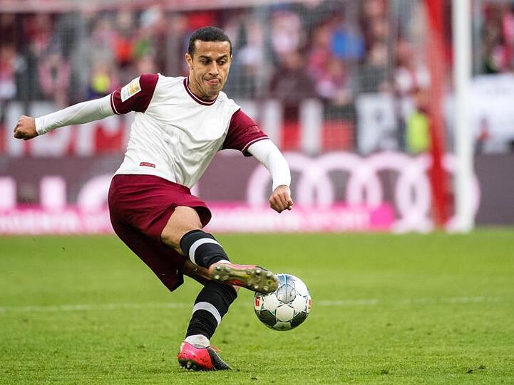 Thiago vom FC Bayern München spielt den Ball. Foto: Matthias Balk/dpa/Archivbild