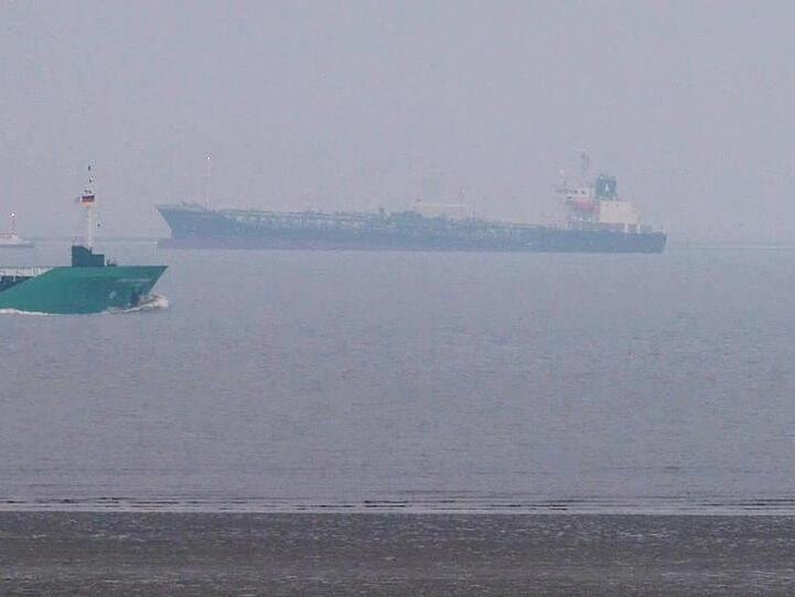 Ein mit 9000 Tonnen Gefahrgut beladener Tanker (r) ist in der Elbe vor Cuxhaven auf Grund gelaufen.