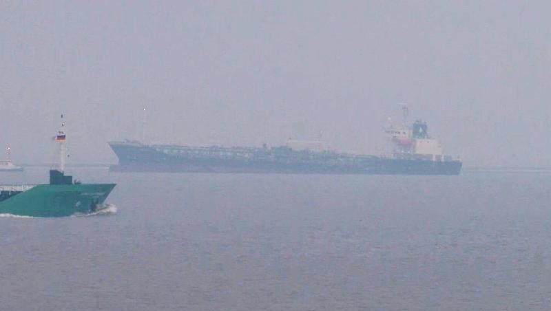 Ein mit 9000 Tonnen Gefahrgut beladener Tanker (r) ist in der Elbe vor Cuxhaven auf Grund gelaufen. Ein mit 9000 Tonnen Gefahrgut beladener Tanker (r) ist in der Elbe vor Cuxhaven auf Grund gelaufen.
