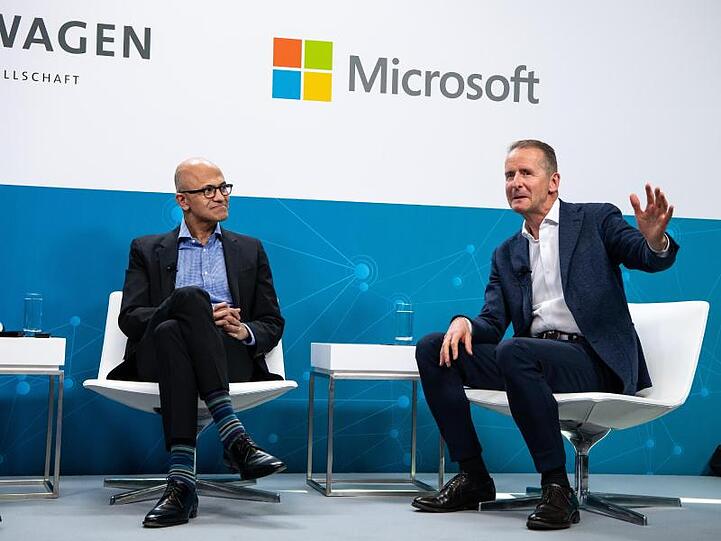 Bauen ihre strategische Partnerschaft aus: VW-Chef Herbert Diess (r) und Microsoft-CEO Satya Nadella.