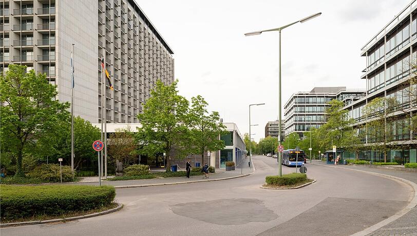 Das Hilton-Hotel im Zentrum des Ensembles. Davor hält der Bus. Das Hilton-Hotel im Zentrum des Ensembles. Davor hält der Bus.