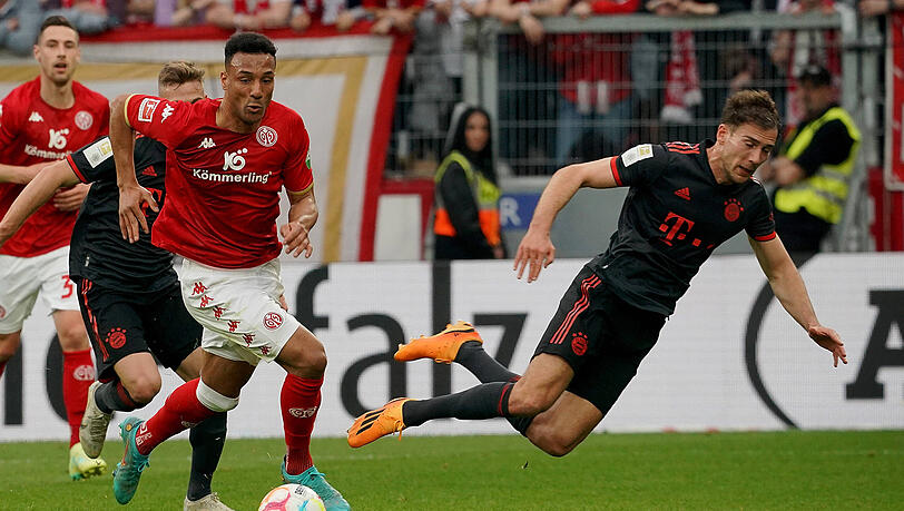 Leon Goretzka (r.) verliert den Zweikampf und geht zu Boden, der Mainzer Karim Onisiwo leitet hingegen den Konter ein.