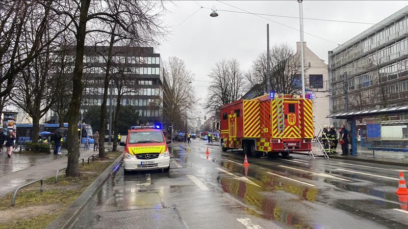 Hier soll am Donnerstagvormittag ein Auto in einen Demonstrationszug gefahren sein. Polizei und Feuerwehr sind mit einem Großaufgebot vor Ort.