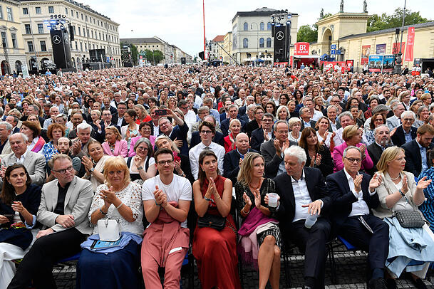 Blick auf die erste Reihe am ersten Abend von Klassik am Odeonsplatz. Blick auf die erste Reihe am ersten Abend von Klassik am Odeonsplatz.