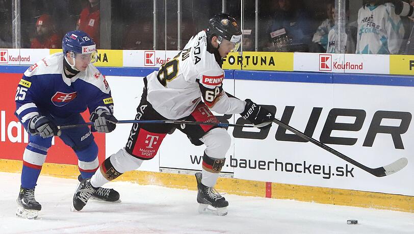Fabrizio Pilu (r) bleibt in Augsburg. (Archivbild)