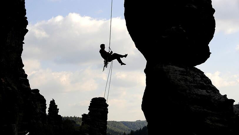 Ein Bergsteiger seilt sich ab(Symbolbild) Ein Bergsteiger seilt sich ab(Symbolbild)