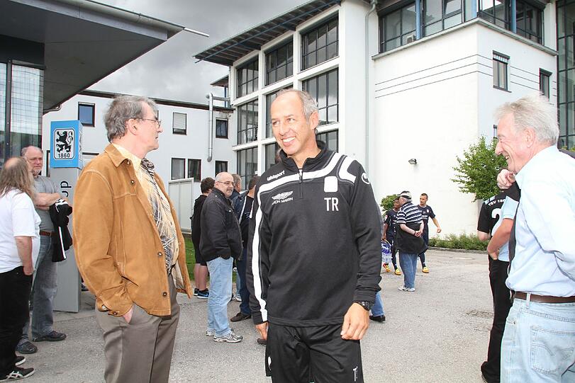 Coach Reiner Maurer strahlt zum Auftakt.