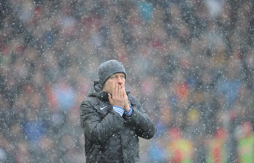 Christian Streich (Trainer SC Freiburg) über die Platzverhältnisse: "In der einen Hälfte war ein bissle mehr Schnee als in der anderen. Das war in der ersten Halbzeit ein bissle ein Nachteil für Dortmund und in der zweiten Halbzeit ein bissle ein Nachteil für uns."