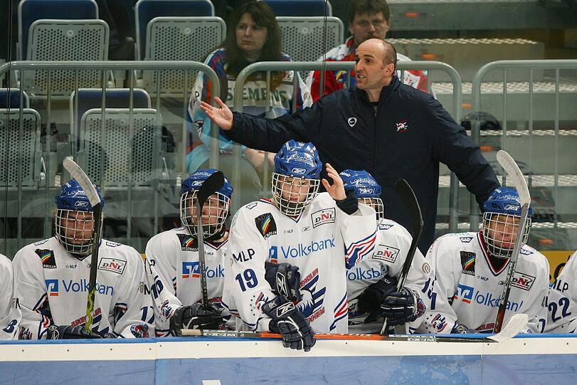 Helmut de Raaf, hier als Trainer der Jungadler Mannheim, ist der neue Co-Trainer des EHC Red Bull München. Er wird such auch besonder um den Nachwuchs kümmern.