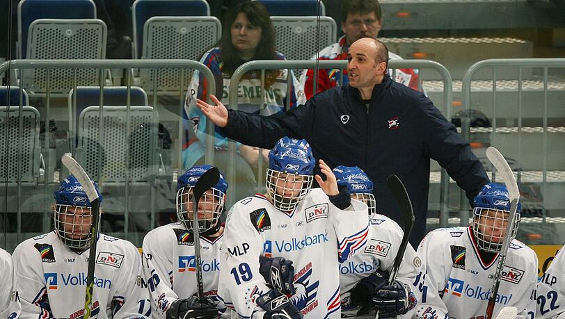 Helmut de Raaf, hier als Trainer der Jungadler Mannheim, ist der neue Co-Trainer des EHC Red Bull München. Er wird such auch besonder um den Nachwuchs kümmern. Helmut de Raaf, hier als Trainer der Jungadler Mannheim, ist der neue Co-Trainer des EHC Red Bull München. Er wird such auch besonder um den Nachwuchs kümmern.