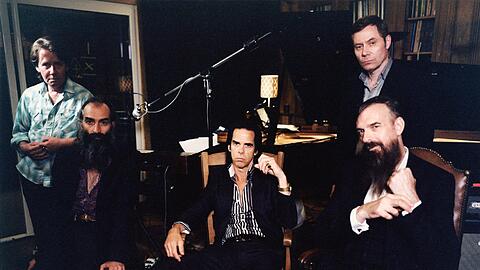 Bei ihrem Auftritt im Zenith schonen Nick Cave (Mitte) und die Bad Seeds weder Mensch noch Material.