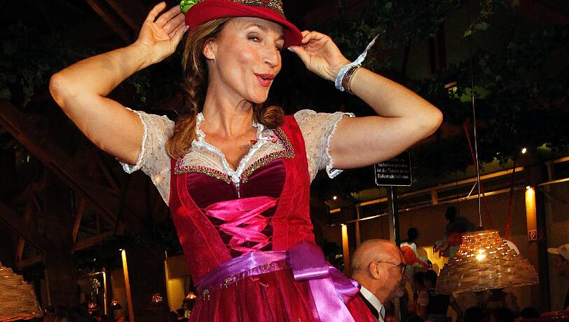 Steht ihr der Hut wirklich so gut? Caroline Beil präsentiert sich mit knalligem "Trachtenhut" Steht ihr der Hut wirklich so gut? Caroline Beil präsentiert sich mit knalligem "Trachtenhut"