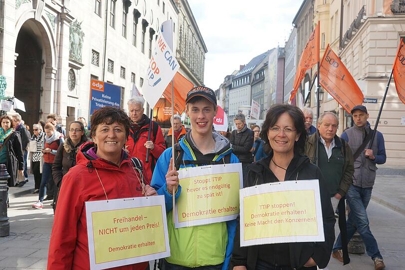 "Freihandel - nicht um jeden Preis" - Die Demo-Teilnehmer präsentierten die verschiedenesten Plakate und Banner.