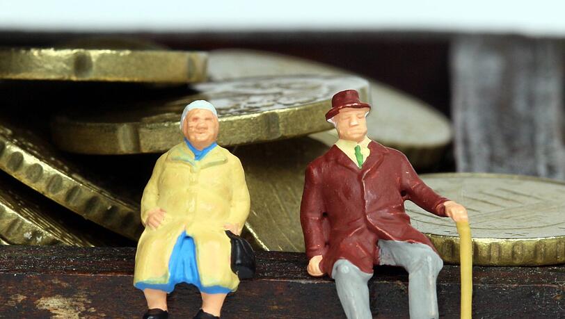Pflege ist teuer: 40 Prozent der in Pflegeheimen lebenden Menschen sind inzwischen auf Sozialhilfe angewiesen. Pflege ist teuer: 40 Prozent der in Pflegeheimen lebenden Menschen sind inzwischen auf Sozialhilfe angewiesen.