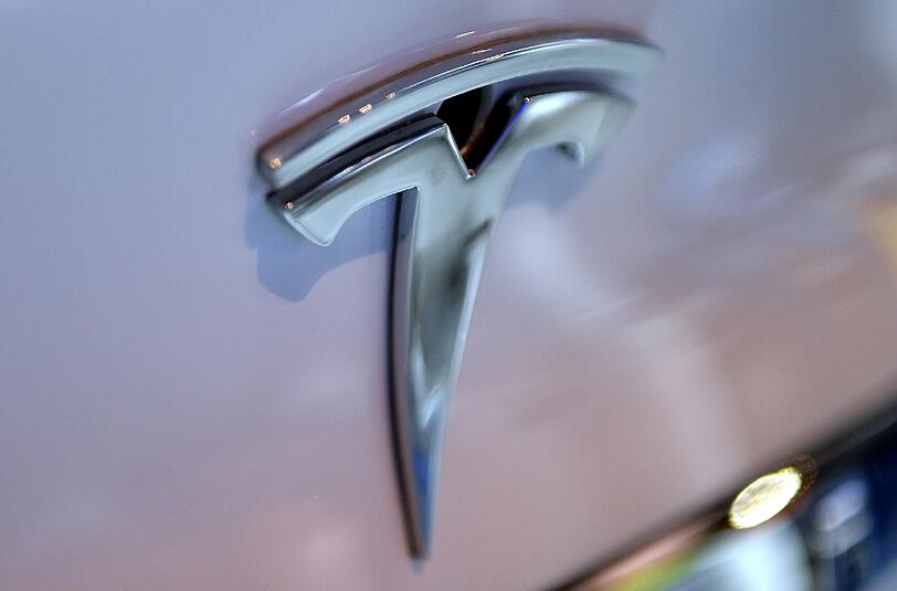 Tesla steht gerade in der Kritik nach dem ersten tödlichen Unfall mit seinem Fahrassistenz-System "Autopilot". Foto: Britta Pedersen/Archiv