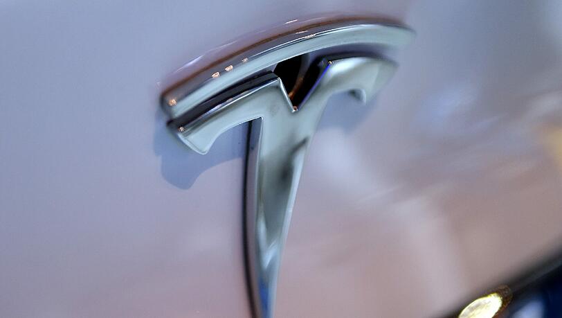Tesla steht gerade in der Kritik nach dem ersten tödlichen Unfall mit seinem Fahrassistenz-System "Autopilot". Foto: Britta Pedersen/Archiv Tesla steht gerade in der Kritik nach dem ersten tödlichen Unfall mit seinem Fahrassistenz-System "Autopilot". Foto: Britta Pedersen/Archiv
