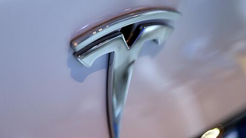 Tesla steht gerade in der Kritik nach dem ersten tödlichen Unfall mit seinem Fahrassistenz-System "Autopilot". Foto: Britta Pedersen/Archiv