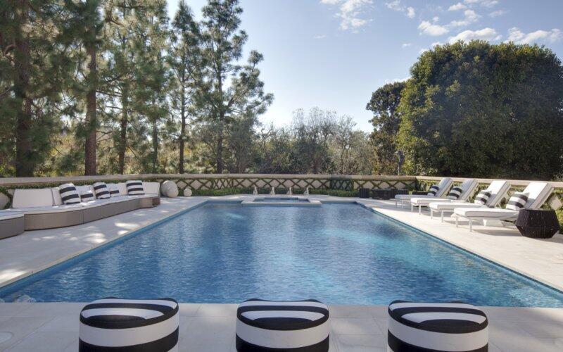 Ein Pool im Garten: Kann man bei 200 Millionen auch erwarten.