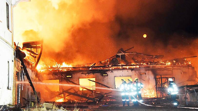 Die brennende Tenne stellte die Feuerwehr vor eine Herausforderung. Löschwasser musste über einen Kilometer weit transportiert werden.