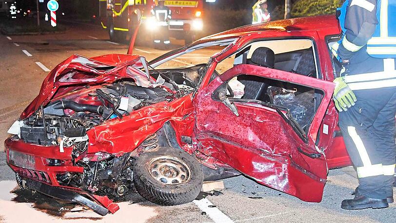 Bei dem schweren Unfall in Neuried wurden beide Autofahrer verletzt. Die Bilder der Autowracks.