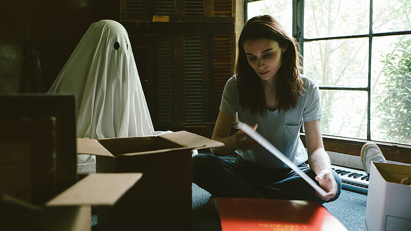 Als Geist bleibt C (Casey Affleck) stets bei seiner M (Rooney Mara).