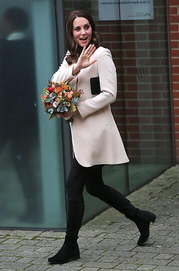 Die britische Herzogin Kate besuchte das Kinderzentrum "Hornsey Road" in London. Der rosafarbene Wollmantel verdeckt den Babybauch. Ihr drittes Kind Prinz Louis kam im April 2018 zur Welt.