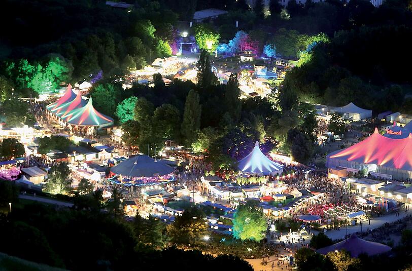 Das Sommer-Tollwood heute: Eine leuchtende Zeltstadt.