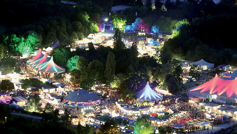 Das Sommer-Tollwood heute: Eine leuchtende Zeltstadt. Das Sommer-Tollwood heute: Eine leuchtende Zeltstadt.