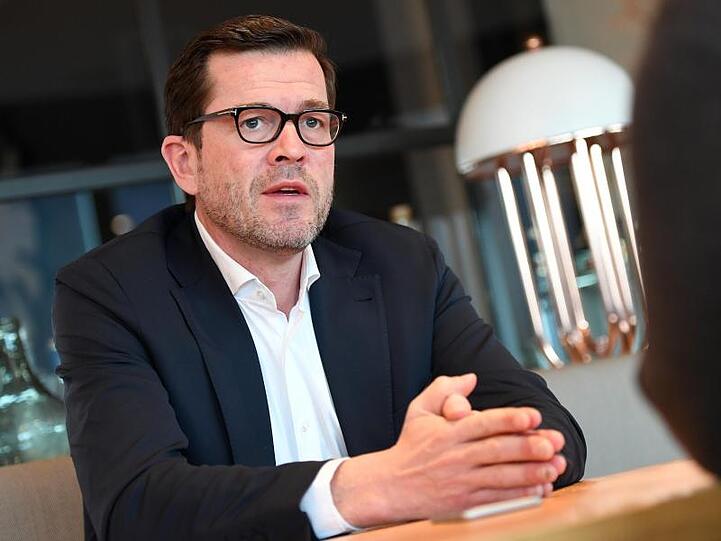 Der Ex-Bundesminister Karl-Theodor zu Guttenberg (CSU) spricht in einem Interview. Foto: Angelika Warmuth/dpa