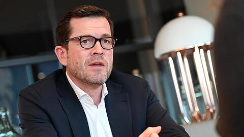 Der Ex-Bundesminister Karl-Theodor zu Guttenberg (CSU) spricht in einem Interview. Foto: Angelika Warmuth/dpa