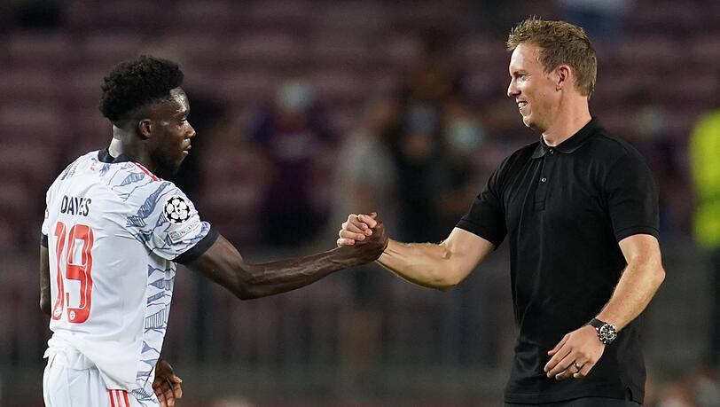 Bayerische Muskelspiele: Mit dem Dominanz-Auftritt in Barcelona haben Julian Nagelsmann (r.) und das Team um Alphonso Davies ein Zeichen gesetzt.