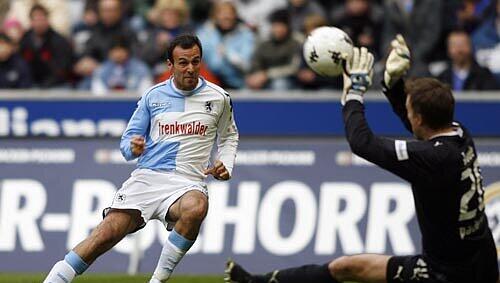 Endlich wieder am Ball: Löwen-Stürmer Antonio di Salvo wird am Millerntor nach drei Monaten endlich wieder mitmachen dürfen. Endlich wieder am Ball: Löwen-Stürmer Antonio di Salvo wird am Millerntor nach drei Monaten endlich wieder mitmachen dürfen.