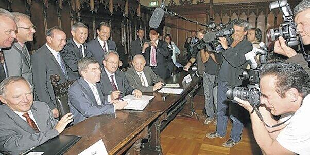 Einigkeit bei Tisch: Wolfgang Schäuble, Thomas Bach, Christian Ude und Günther Beckstein (vorne v.l.) .
