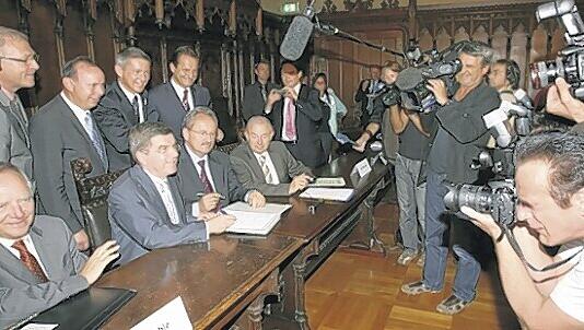 Einigkeit bei Tisch: Wolfgang Schäuble, Thomas Bach, Christian Ude und Günther Beckstein (vorne v.l.) . Einigkeit bei Tisch: Wolfgang Schäuble, Thomas Bach, Christian Ude und Günther Beckstein (vorne v.l.) .
