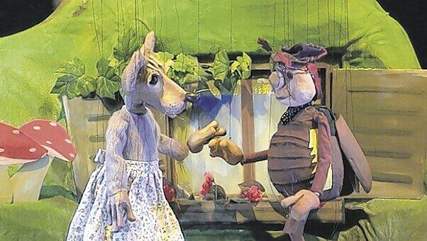 Die kleine Maus ist unterwegs mit Freund und Feind. Die kleine Maus ist unterwegs mit Freund und Feind.